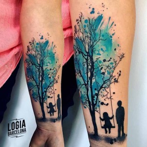 tatuaje_watercolor_arbol_columpio_niña_padre_brazo_logia_barcelona_monika_ochman    